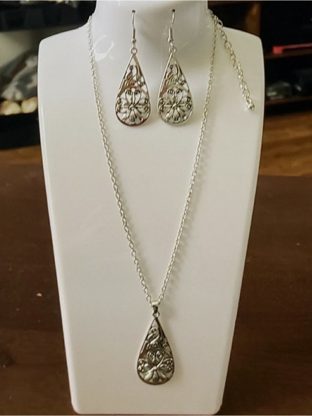 Beginning Boutique Silver Filigree Teardrop Necklace and Earrings Set